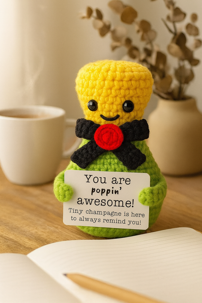Mascotă croșetată, model Șampanie, mesaj motivațional You are poppin' awesome