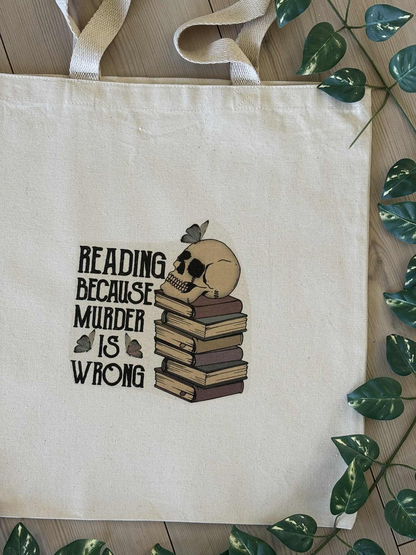 Tote Bag "Reading Because Murder Is Wrong"  – pentru iubitorii de cărți cu umor întunecat