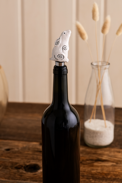 Dop pentru sticla de vin, decorativ, cu iepure privind luna, din rasina, Moon Gazing Hare, 13 cm