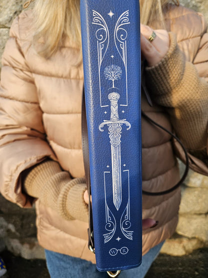Geantă Carte The Dragon Sword Chronicles + Cadou Bookend "Flying Dragon"