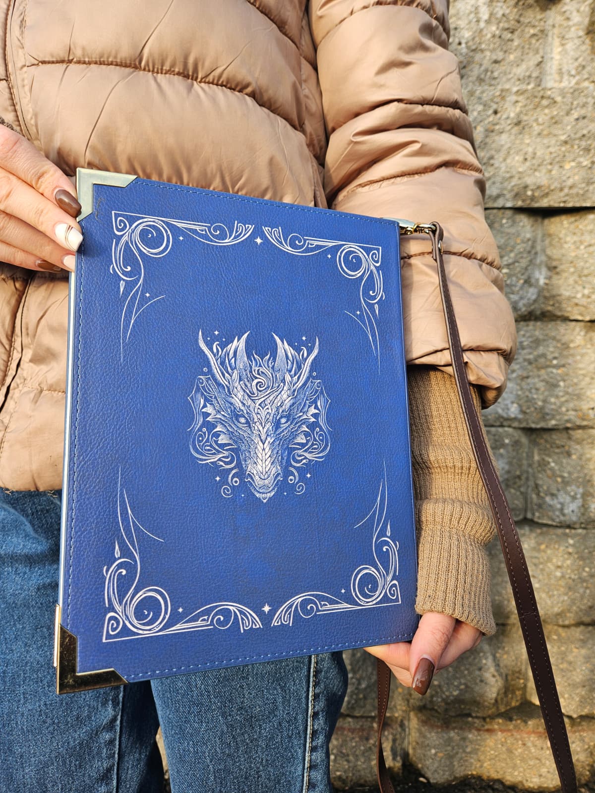 Geantă Carte The Dragon Sword Chronicles + Cadou Bookend "Flying Dragon"