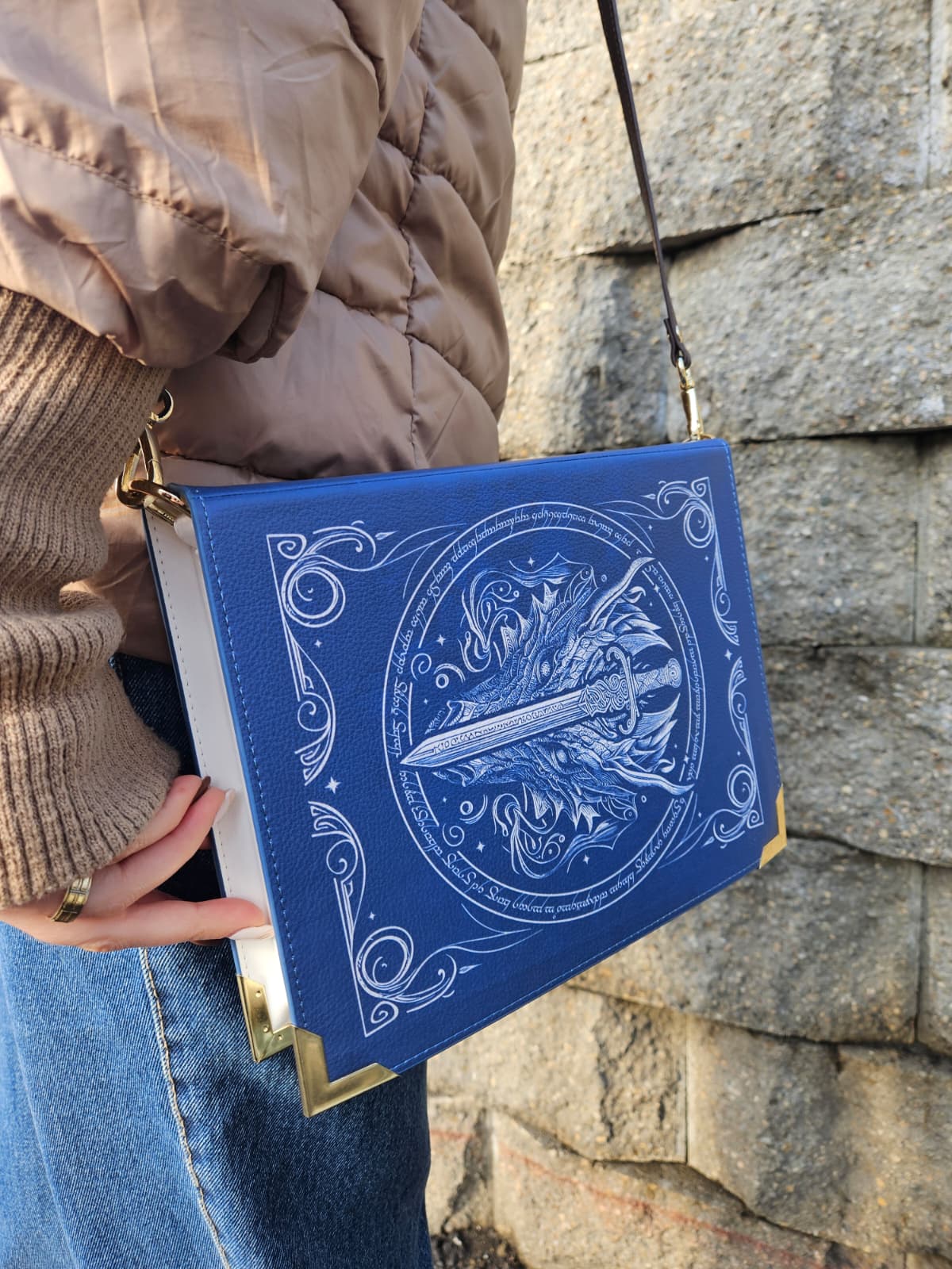 Geantă Carte The Dragon Sword Chronicles + Cadou Bookend "Flying Dragon"