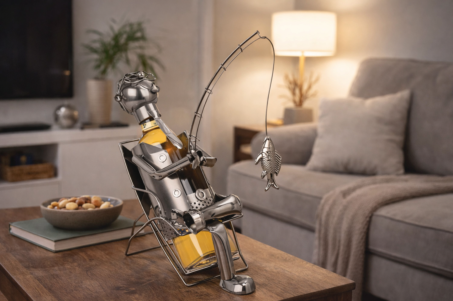 Suport pentru sticlă din metal – figurină Pescar