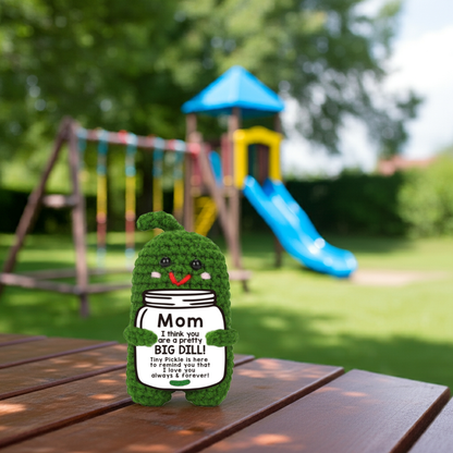 Mascotă croșetată, model castravete murat Positive Pickle, mesaj motivațional