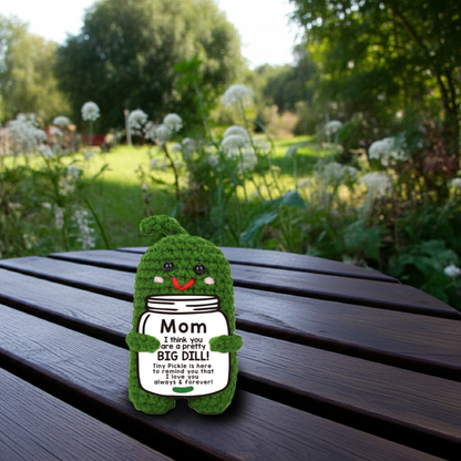 Mascotă croșetată, model castravete murat Positive Pickle, mesaj motivațional