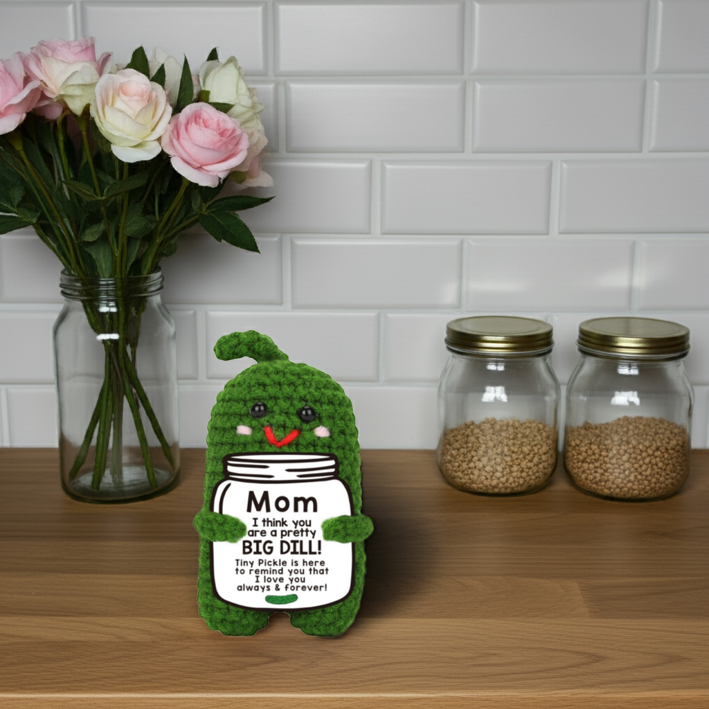 Mascotă croșetată, model castravete murat Positive Pickle, mesaj motivațional