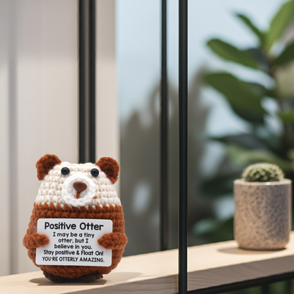 Mascotă croșetată, model vidră Positive Otter, mesaj motivațional