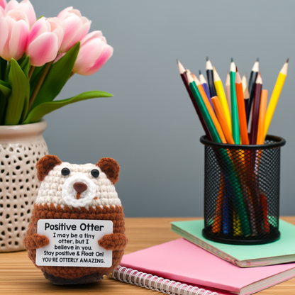 Mascotă croșetată, model vidră Positive Otter, mesaj motivațional