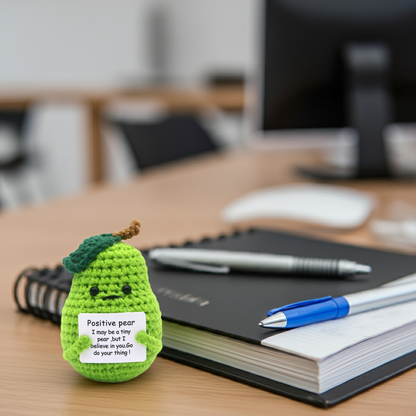 Mascotă croșetată, model pară Positive Pear, mesaj motivațional