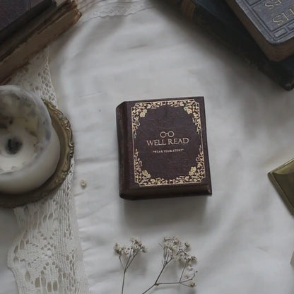 Lanț cu pandantiv Alice in Wonderland, bijuterie inspirată din cărți