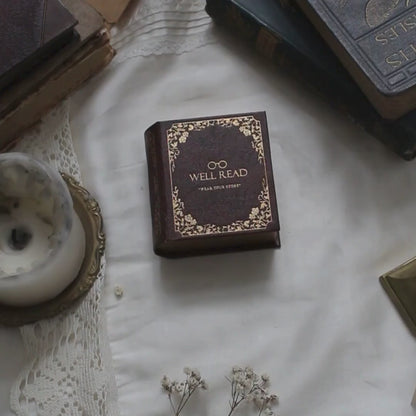 Lanț cu pandantiv Pride and Prejudice, bijuterie inspirată din cărți