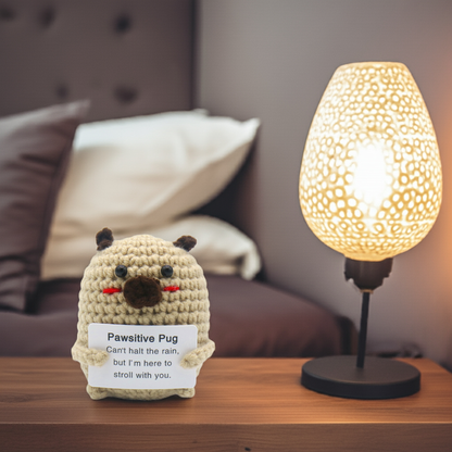 Mascotă croșetată, model câine Positive Pug, mesaj motivațional